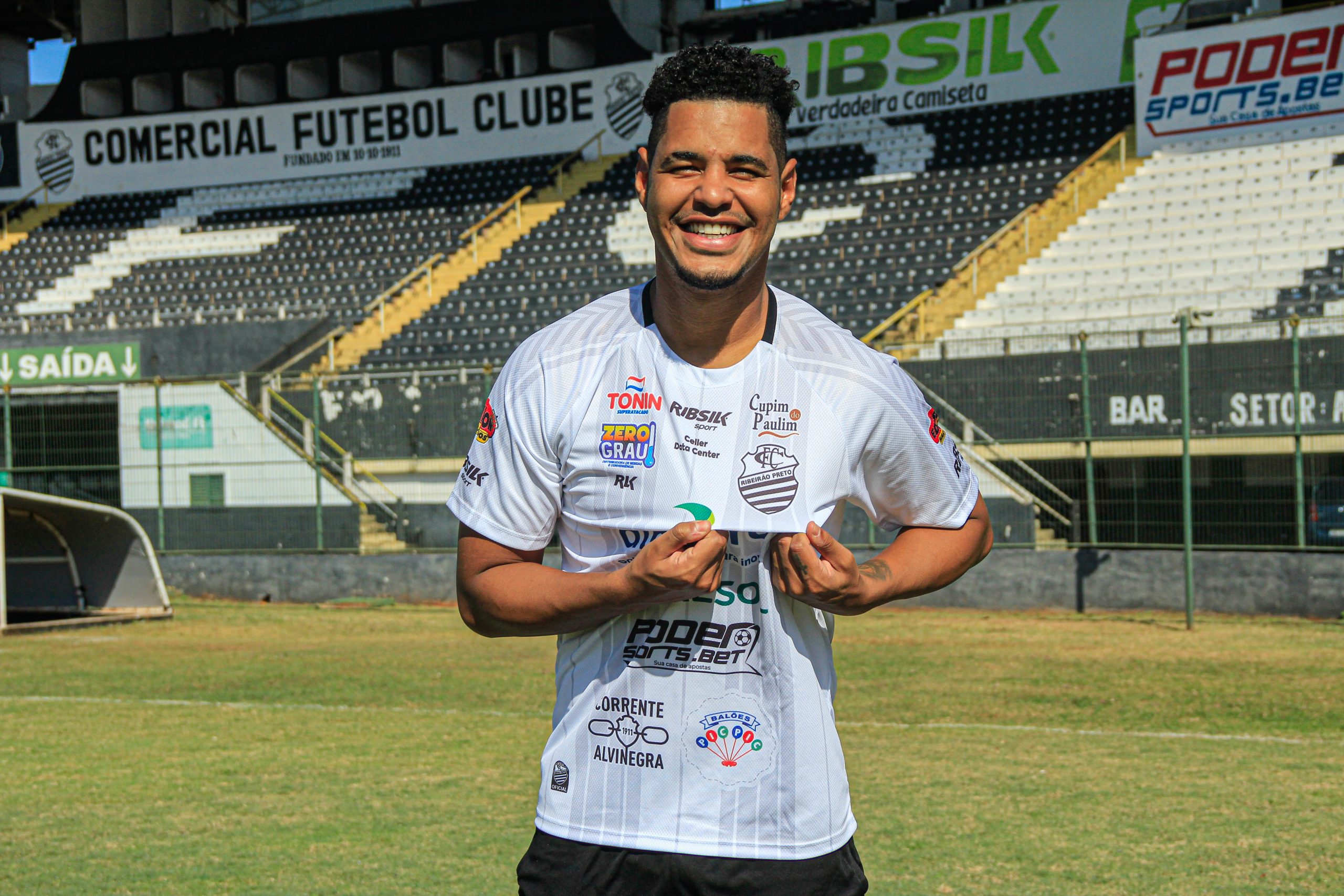 Daniel Santos zagueiro do Comercial