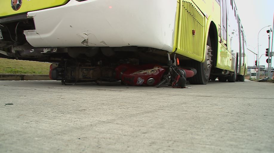Motociclista é atingido por um ônibus em um cruzamento, em Campinas