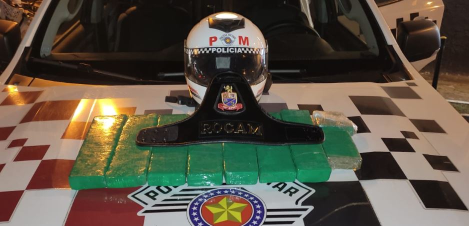 Dupla é presa com mais de 6 quilos de drogas em fundo falso de veículo