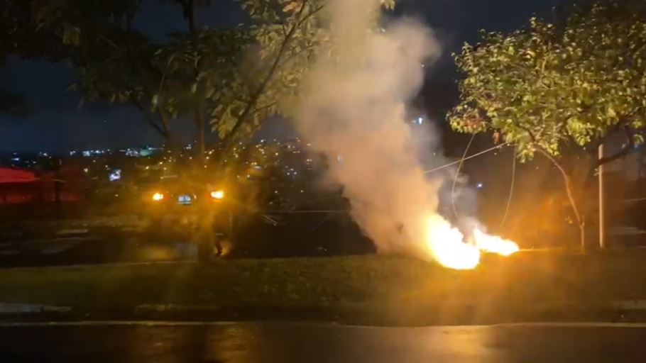 Campinas: Ladrão perde o controle de carro roubado e bate em um poste