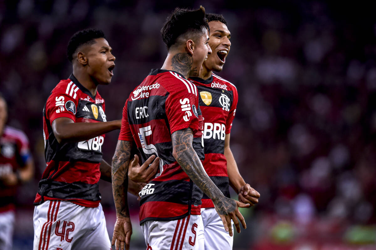 Flamengo bate Racing e encaminha vaga na Libertadores