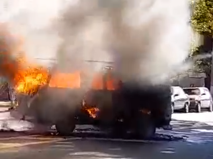 Susto no trânsito: Kombi pega fogo em Campinas