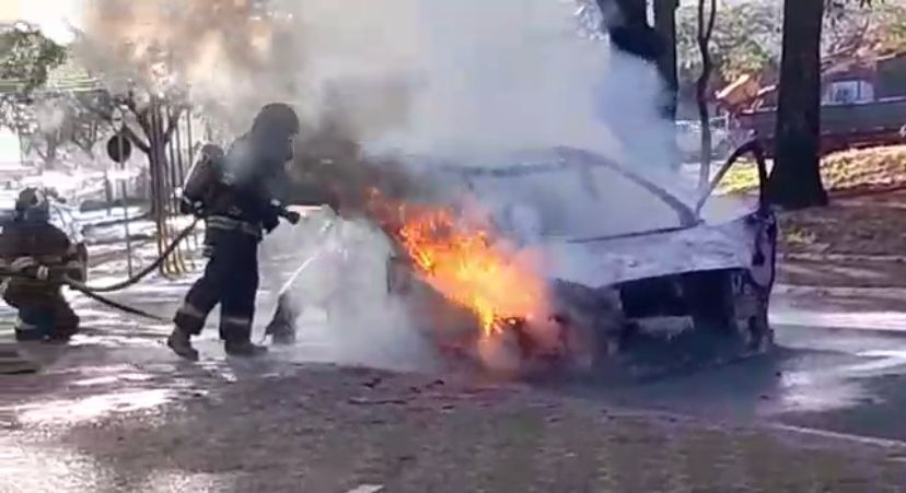 Carro pega fogo e mobiliza bombeiros na região central