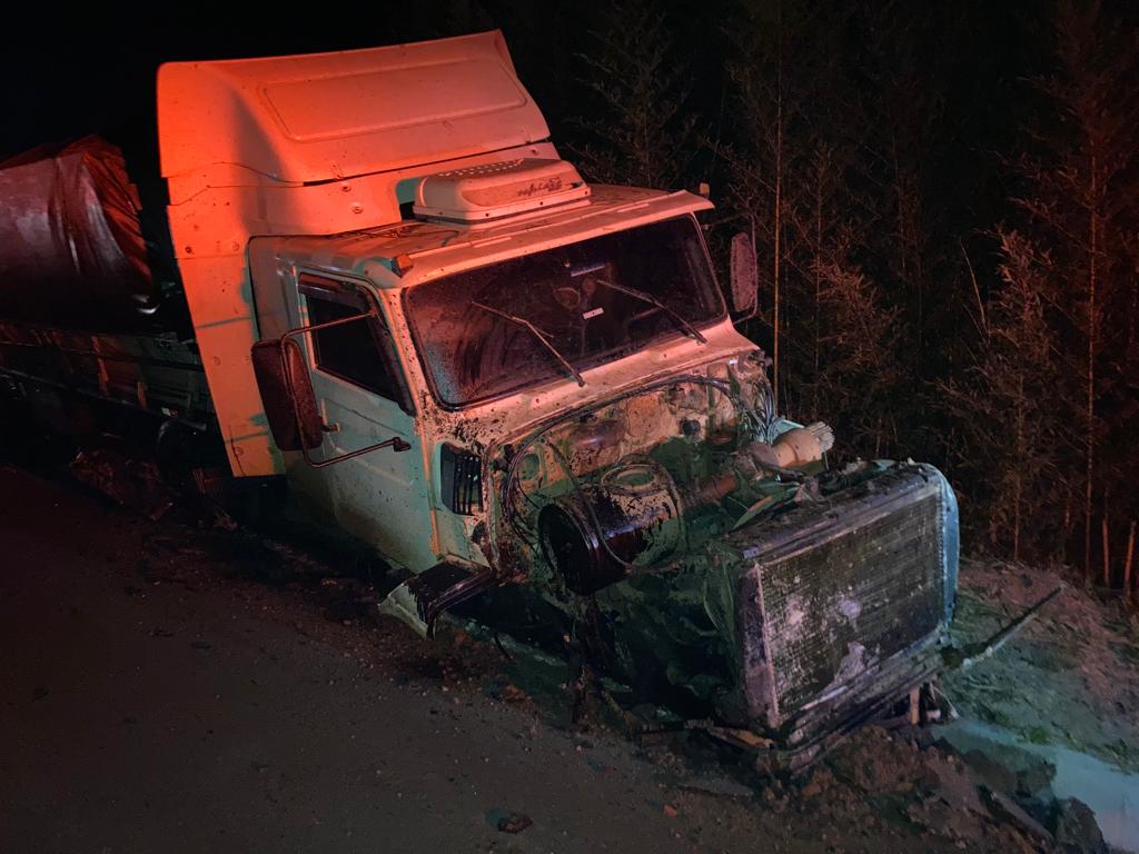 Família morre após bater contra caminhão em São Pedro