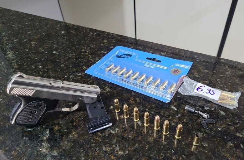 Homem é baleado pela própria arma durante limpeza do equipamento na região