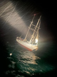 Veleiro francês vindo do Chile fica à deriva na costa do Litoral de SP