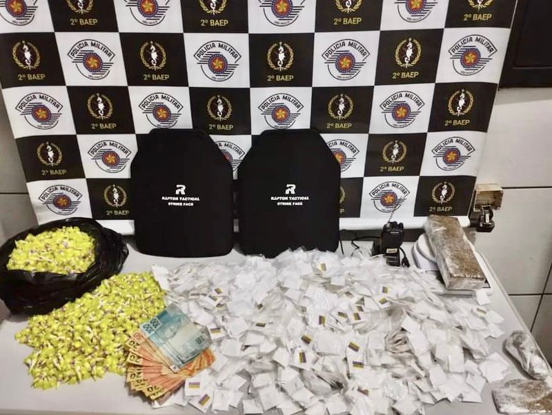 Drogas e acessórios de proteção da polícia são apreendidos em operação no Guarujá