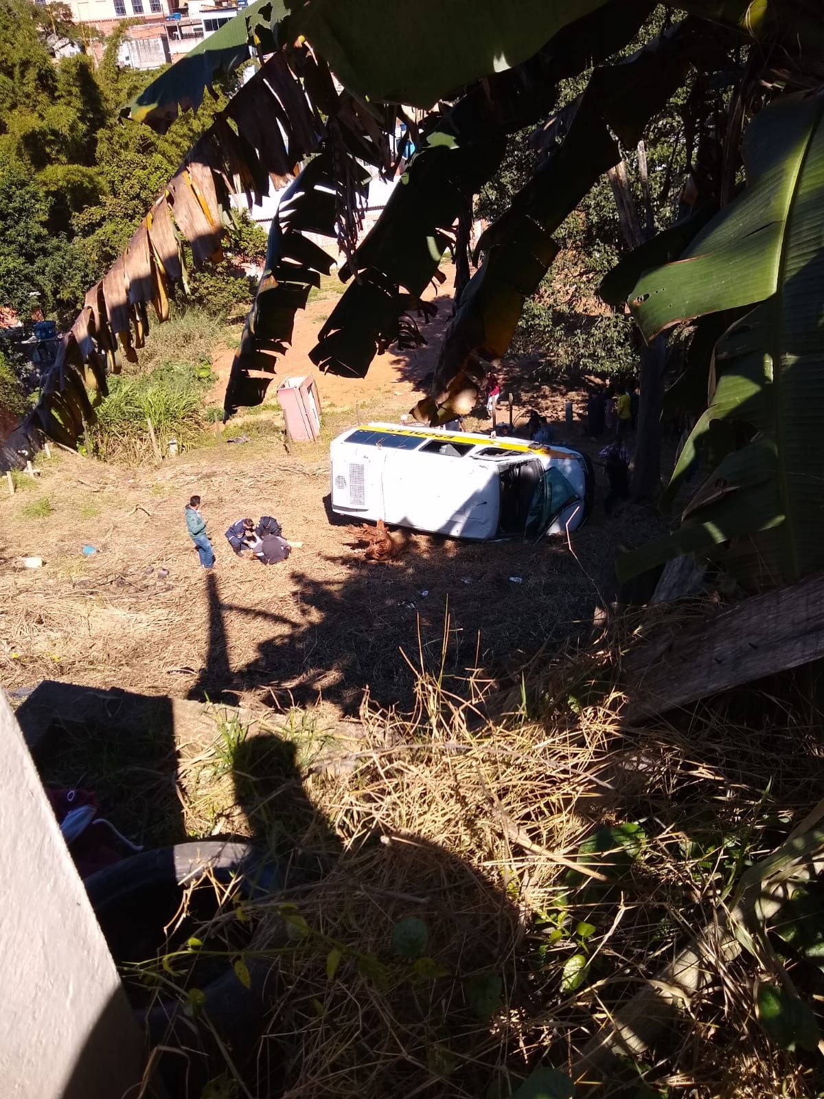 Acidente grave: Van escolar de Várzea Paulista cai em ribanceira