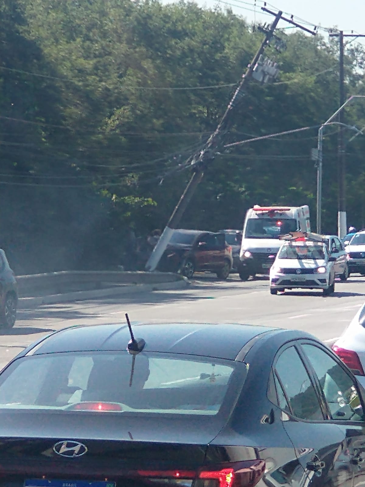 Carro bate em poste de avenida de Praia Grande e três pessoas ficam feridas