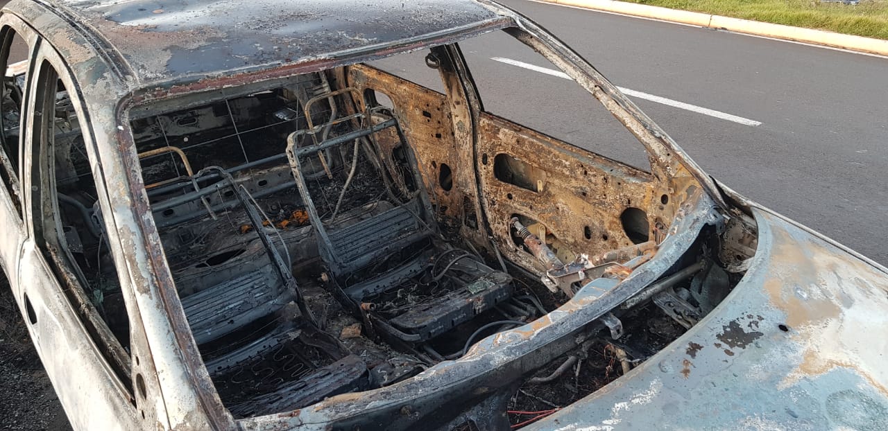 Jovem é detido ao incendiar veículo e esfaquear homem de 46 anos