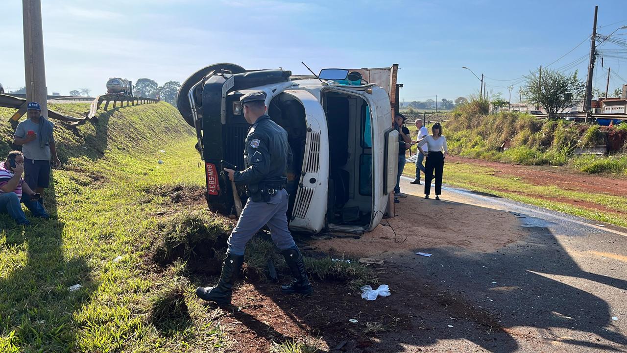 Caminhão tomba no Anel Viário em RP