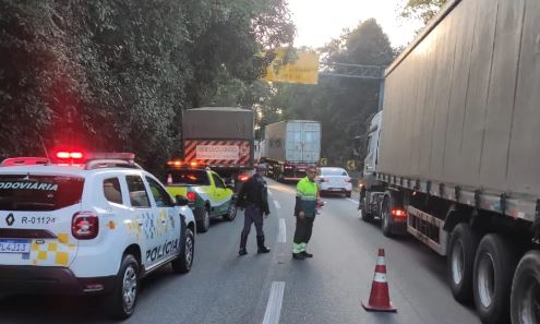 Caminhões e carro se envolvem em acidente na Anchieta e duas pessoas morrem