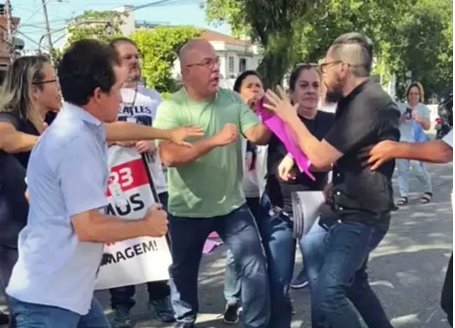 Enfermeiro é agredido durante manifestação em hospital de Santos
