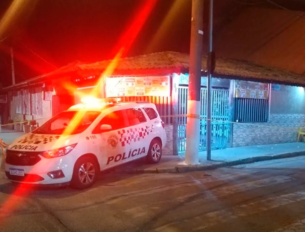 Homem é morto com 12 tiros em bar de Pindamonhangaba