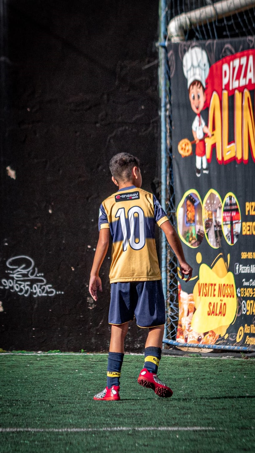 Atleta supera limitações do autismo e se destaca no futebol