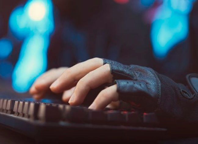 Golpes no celular: como evitar? Hora do Vale mostra visão de especialista