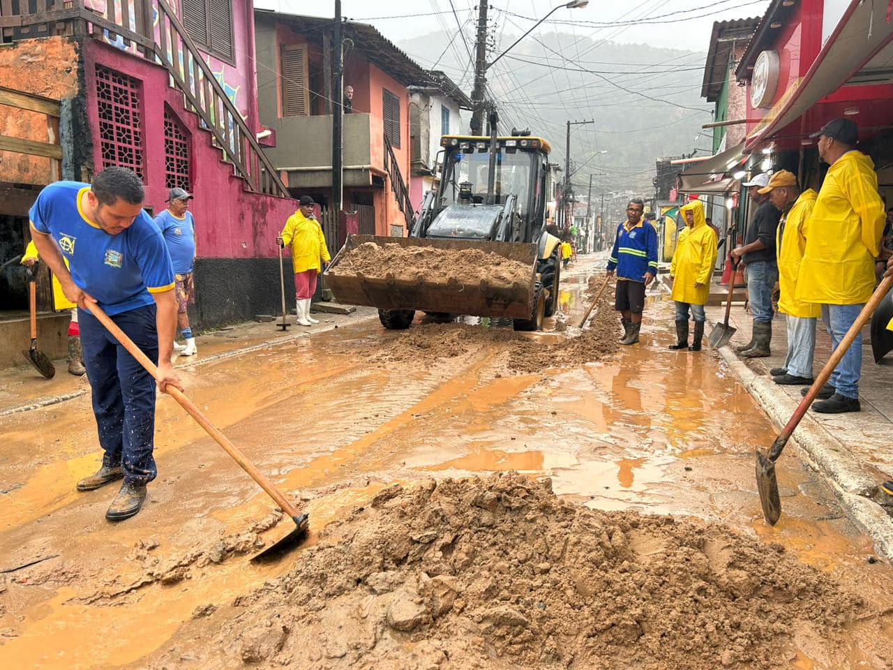 Chuvas diminuem e aulas são retomadas em São Sebastião