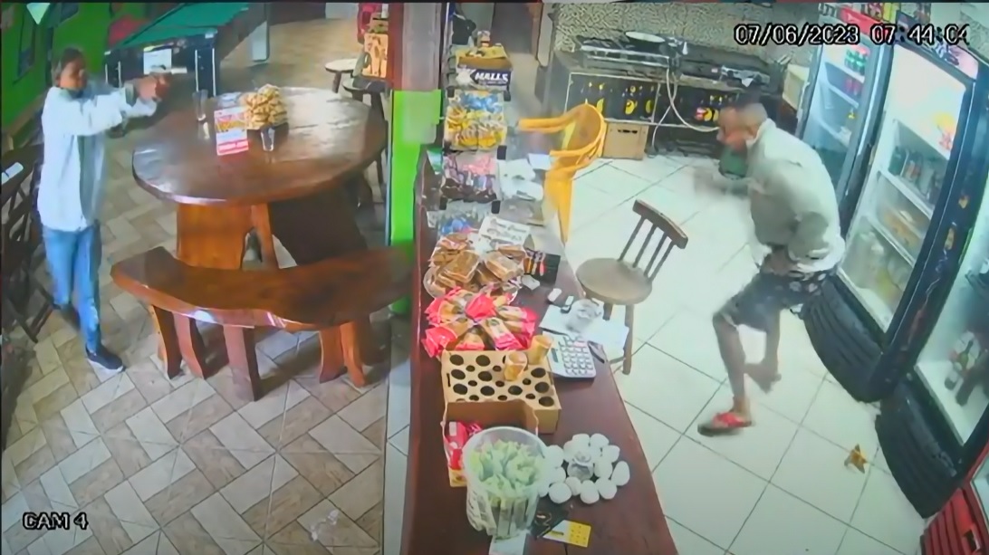 Vídeo: Dono de bar troca tiros com bandido em Ubatuba