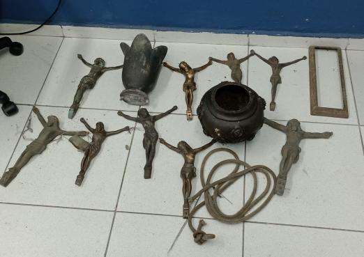 Guardas municipais recuperam peças furtadas de cemitério de Santos
