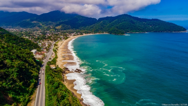 idoso paraglider na praia de boçucanga em ssb