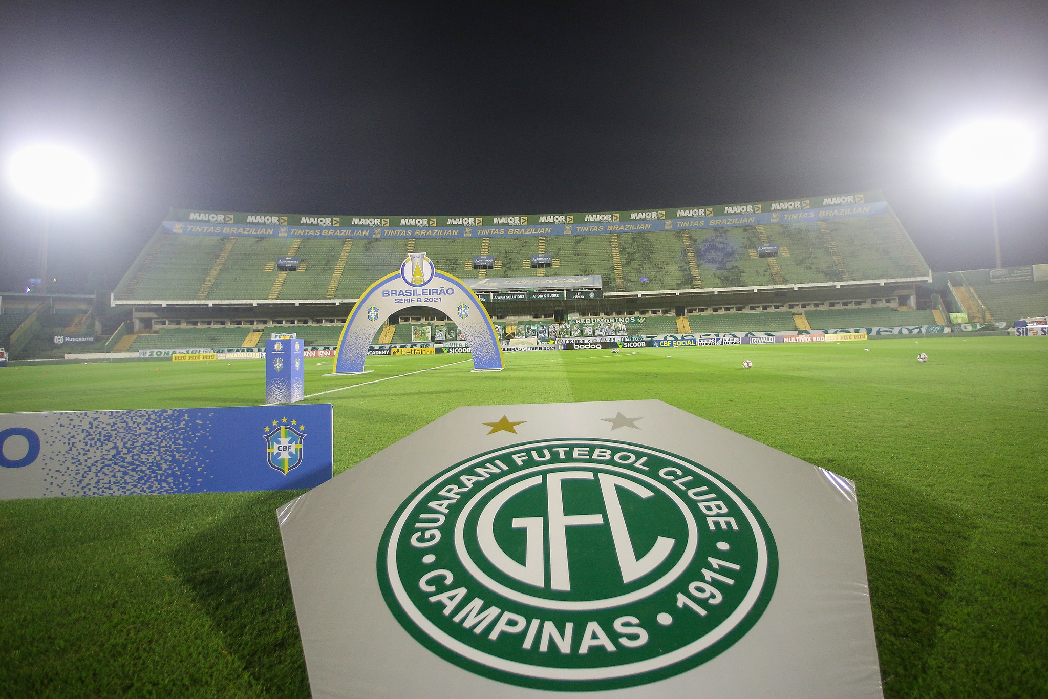 Guarani inicia reforma dos refletores