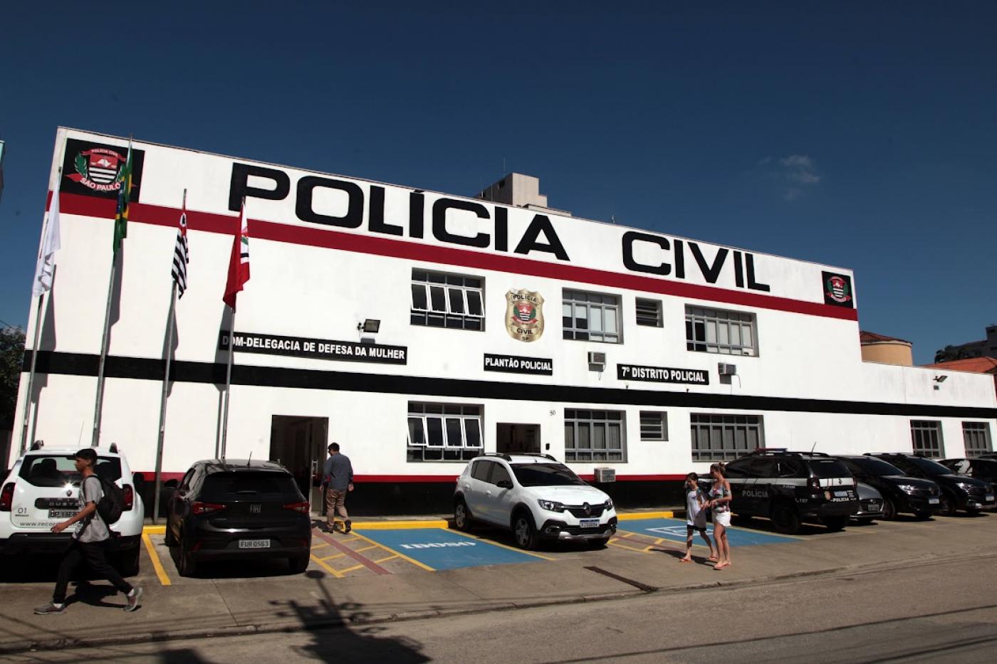 Inquilina é despejada após dívidas em casa alugada no Litoral e leva objetos do imóvel