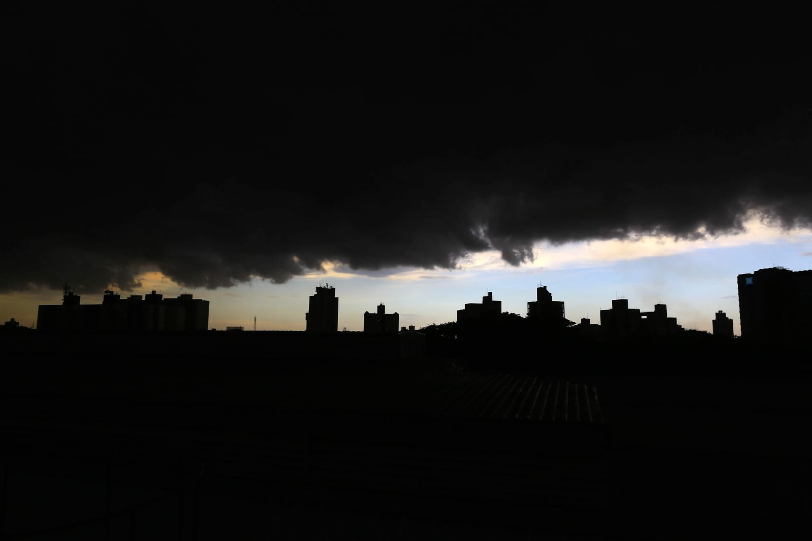 Ciclone no RS e SC com ventos de 140 km/h deixa um morto e 468 mil sem energia