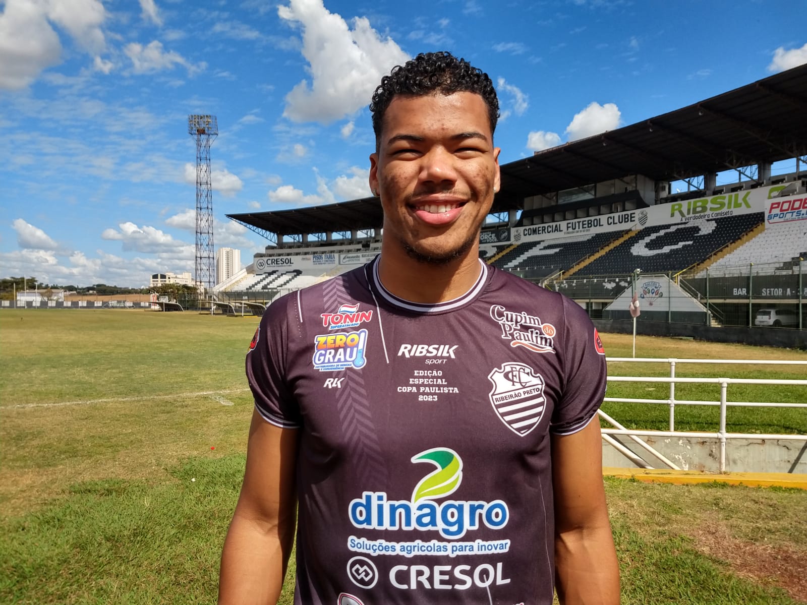 China Comercial contrata atacante