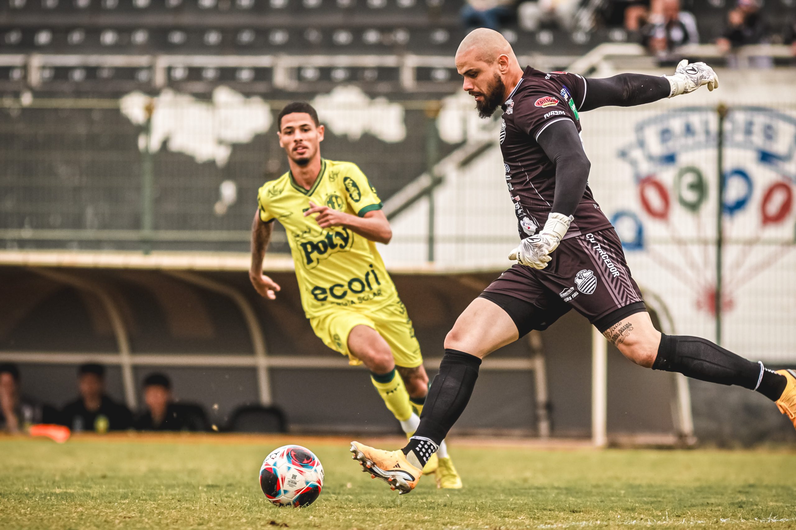 Comercial perde a terceira partida em casa
