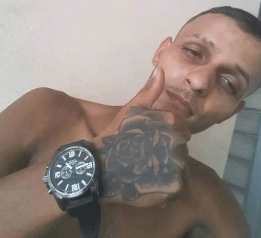 Filho mata pai a facadas