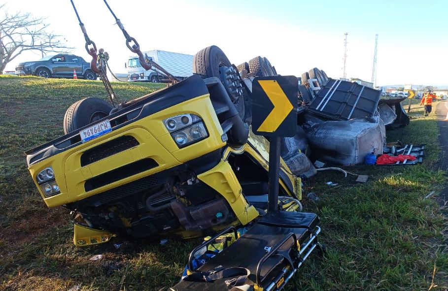 Motorista morre após caminhão tombar na Rodovia Adhemar Pereira de Barros