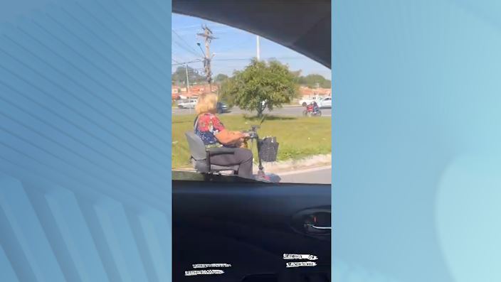 Idosa é flagrada com carrinho elétrico pelas ruas de Limeira