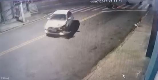 Motorista embriagado ultrapassa o sinal vermelho e atinge casal em moto