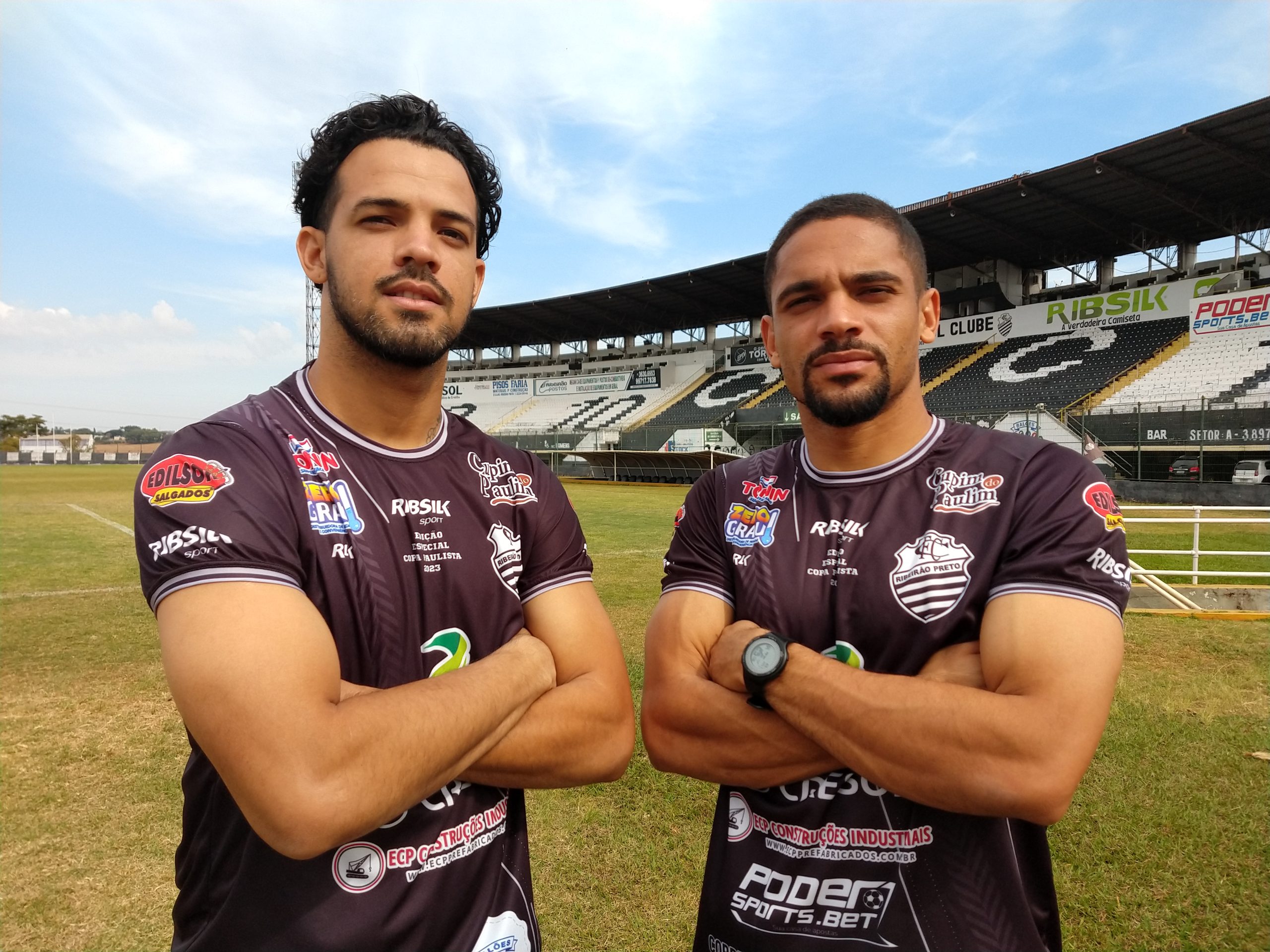 Leão ainda acredita e contrata mais dois jogadores