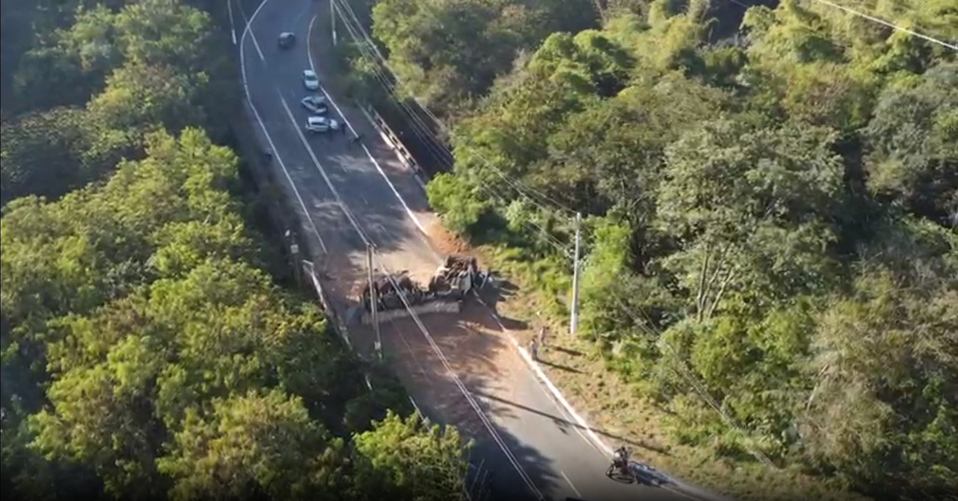 Carreta tomba e interdita as avenidas Bandeirantes e Europa em Americana