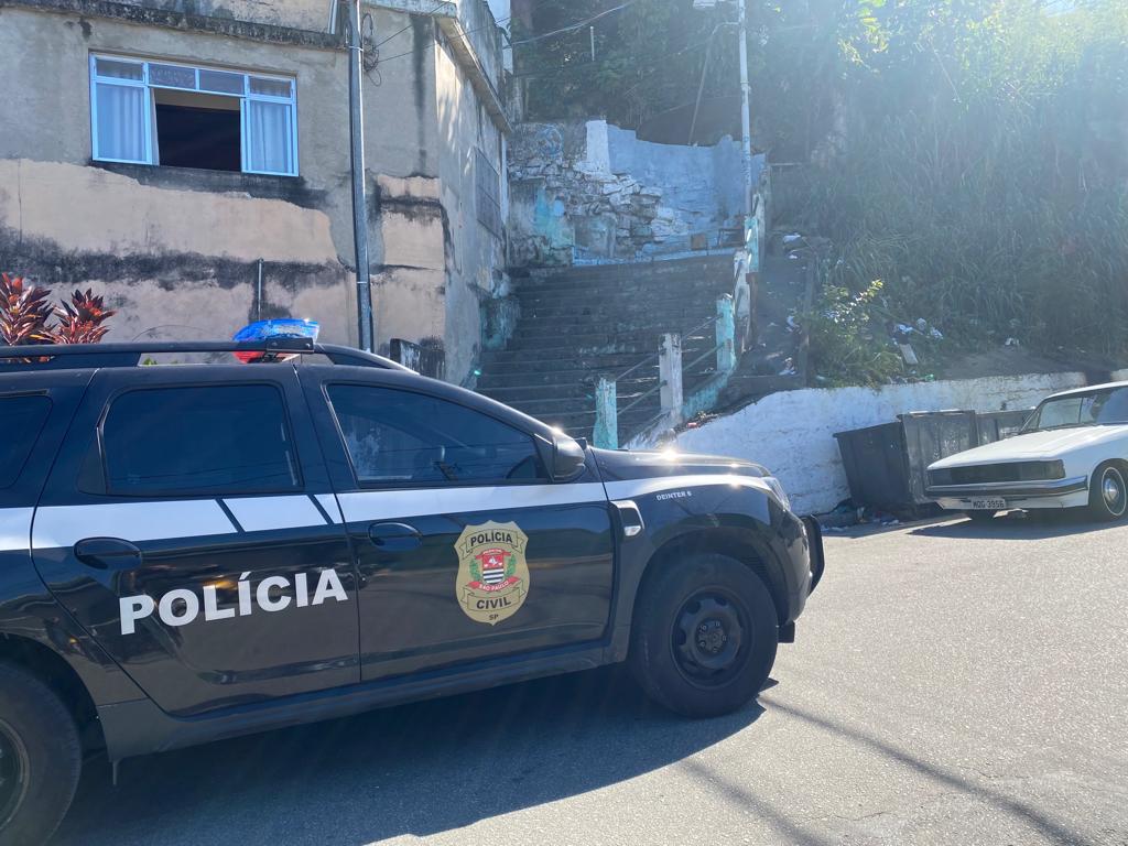 Homem é preso após ser flagrado vendendo drogas em morro de Santos