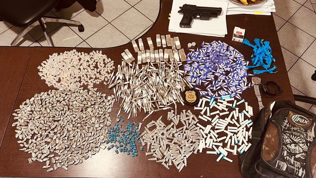 Polícia apreende 1,6 mil porções de drogas no Litoral Sul e homem é preso