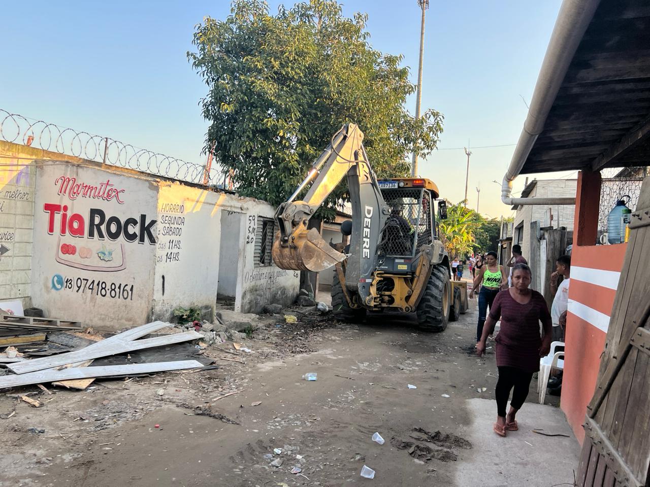 VÍDEO – Construções clandestinas usadas para o tráfico no Litoral são demolidas