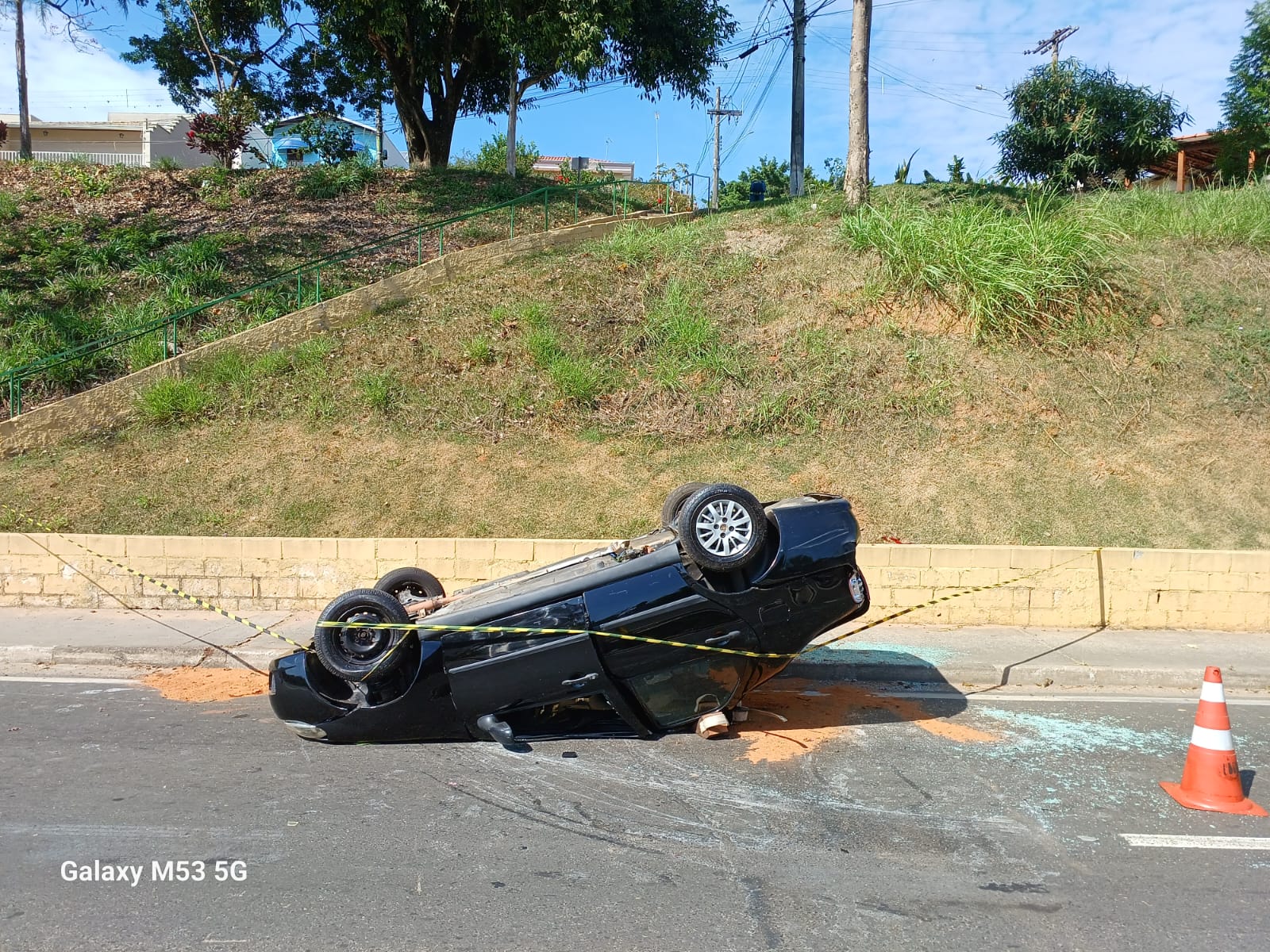 Idosa perde o controle do carro e cai de ribanceira na cidade de Pedreira