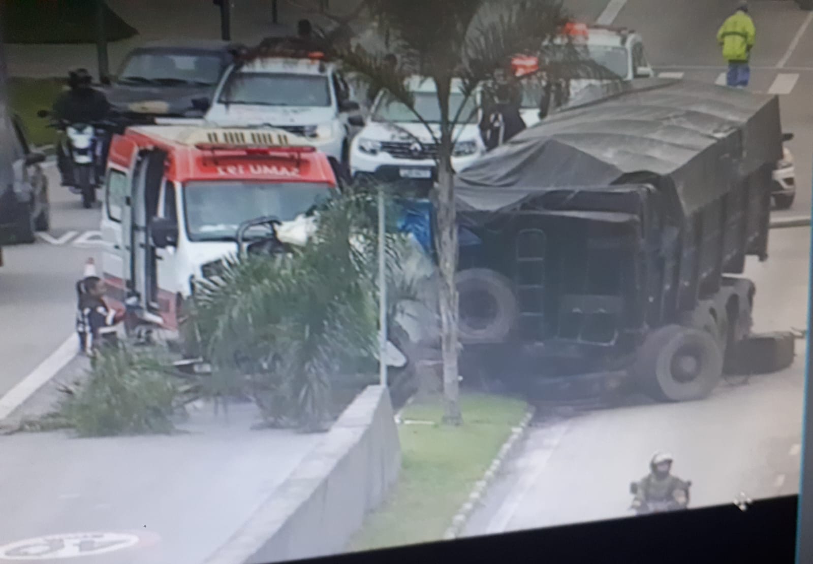 VÍDEO – Caminhão bate em viaduto da Entrada de Santos