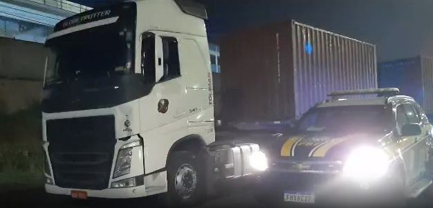 Dupla é presa suspeita de roubar caminhão e fazer motorista refém em Atibaia