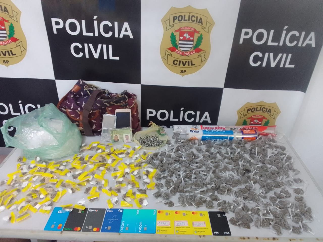 Grande quantia de drogas e objetos do tráfico em São Vicente são apreendidos