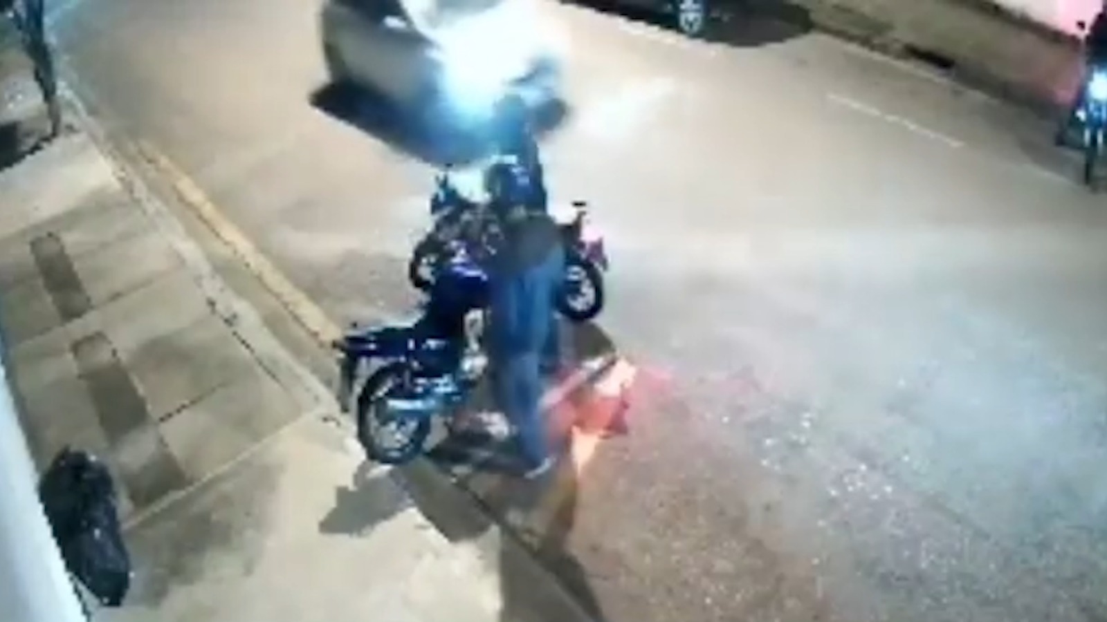 Pegos no flagra: Câmeras de segurança mostram ação de ladrões de moto em Jundiaí