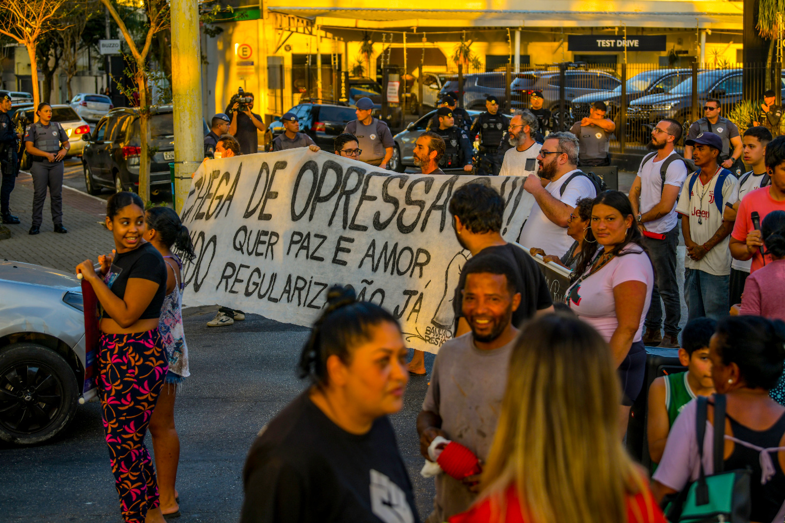 Moradores do Banhado protestam contra ação da Prefeitura, no centro de São José
