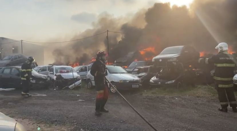 Suspeita de crime! Incêndio em mata atinge estacionamento em Várzea Paulista