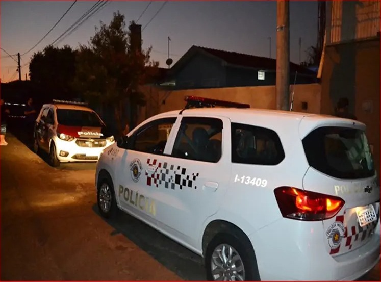 Homem esfaqueia o próprio filho, um bebê de 5 meses que estava no colo da mãe