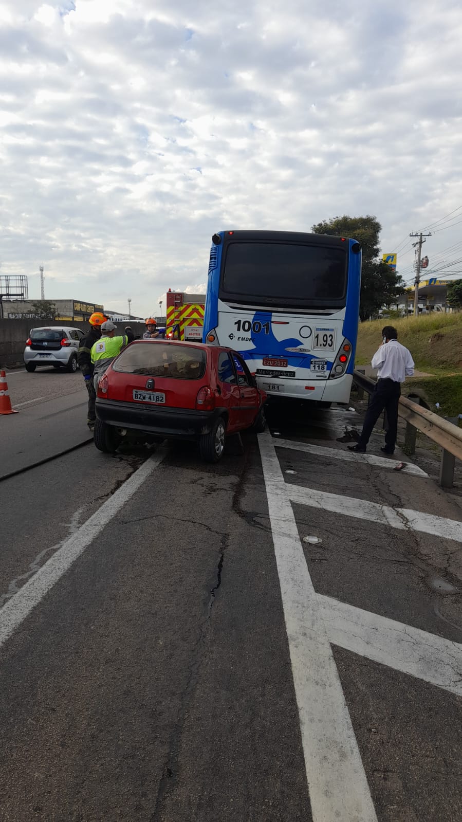 Ônibus municipal se envolve em acidente em Campinas