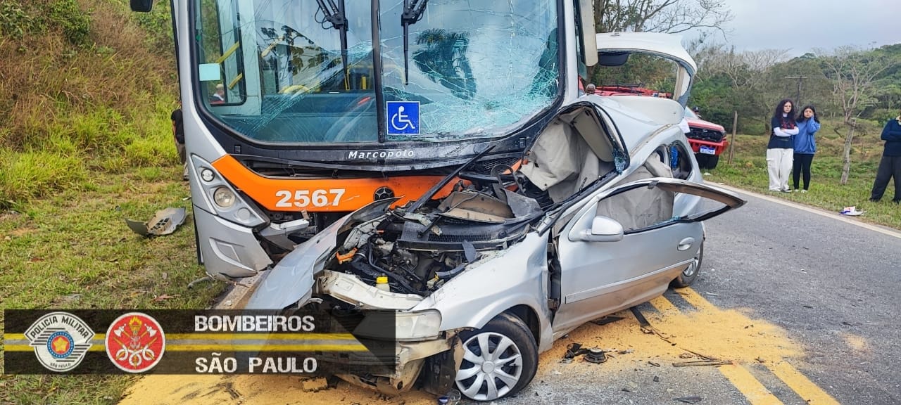colisão carro x ônibus sjc