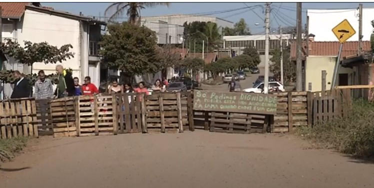 Moradores protestam contra a falta de asfalto em bairro de Piracicaba