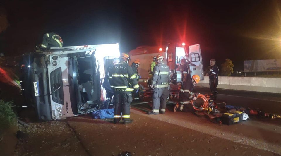 Caminhão tomba entre Bonfim e Ribeirão